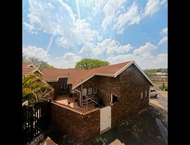 3 BEDROOM TOWNHOUSE FOR SALE IN BIRCHLEIGH NORTH